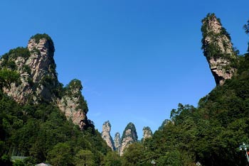 張家界國家森林公園、黃龍洞、天門山、鳳凰古城純玩五日游