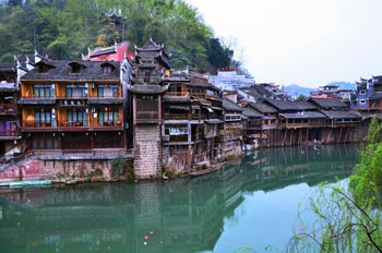  張家界國家森林公園、黃龍洞、鳳凰古城九景三晚四日游